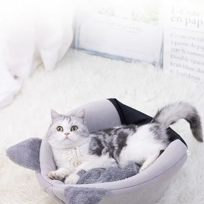chat couche lit caverne ouvert gris