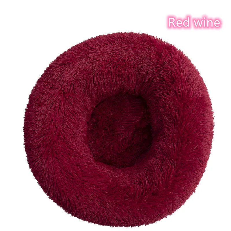 Chat confortablement lové dans son coussin donut
