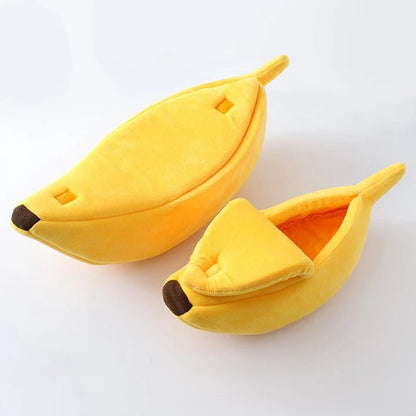 Chaton dormant confortablement dans le lit banane