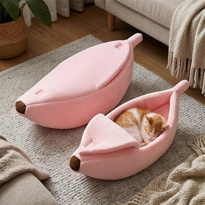 Chaton dormant confortablement dans le lit banane