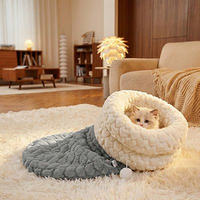 Chat blotti à l'intérieur du lit igloo fermé