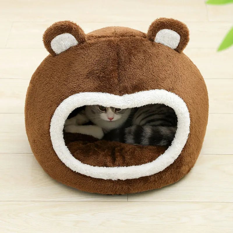 Cabane pour chat installée dans un coin cosy du salon