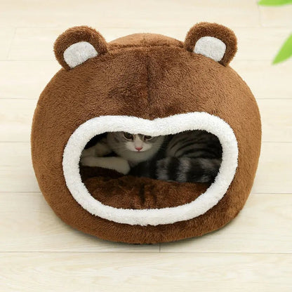 Cabane pour chat installée dans un coin cosy du salon