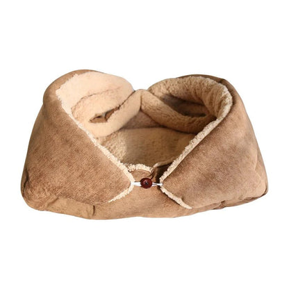 Panier pour chat installé dans un coin cosy du salon