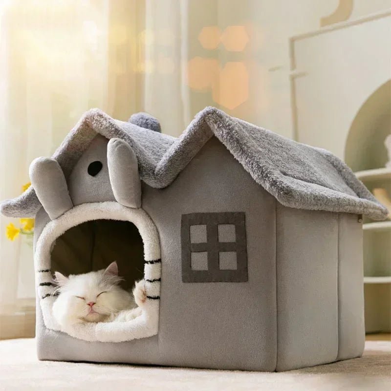 Chat confortablement installé dans le panier pliable