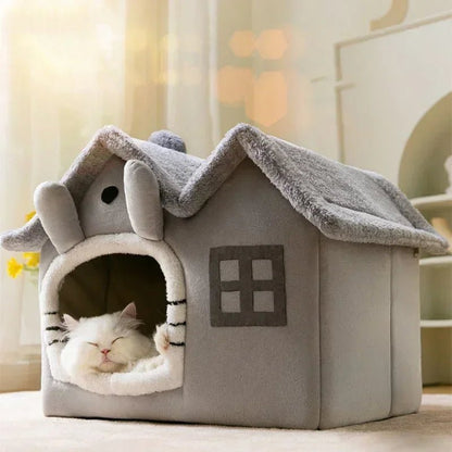 Chat confortablement installé dans le panier pliable