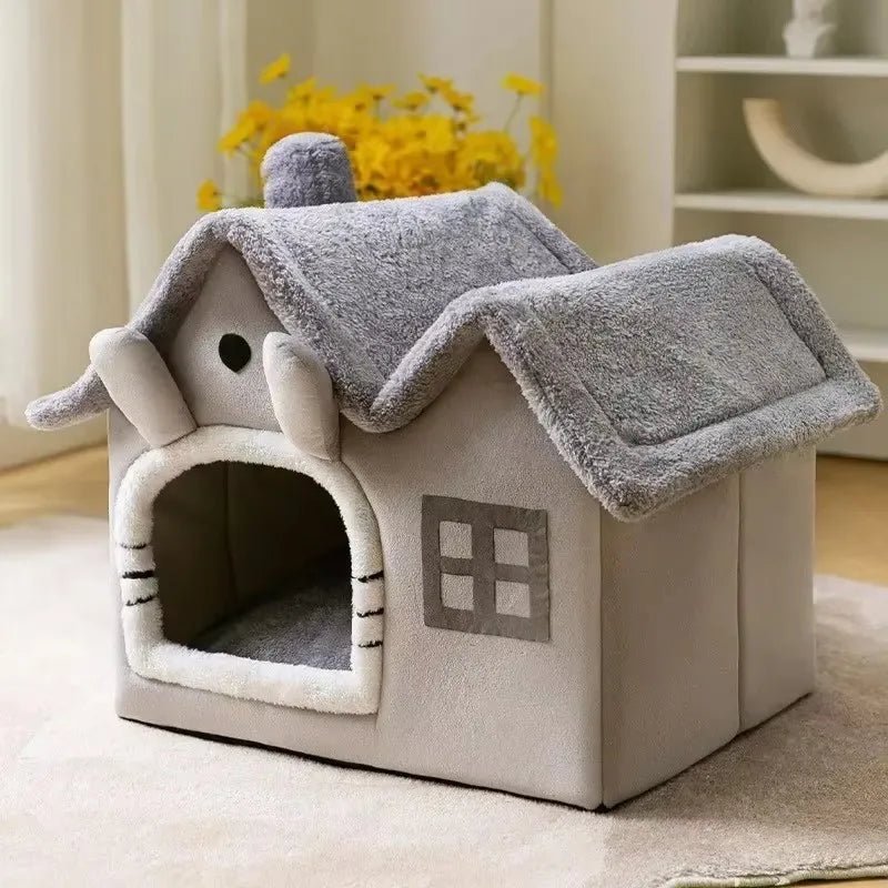 Panier pour chat installé dans un salon cosy