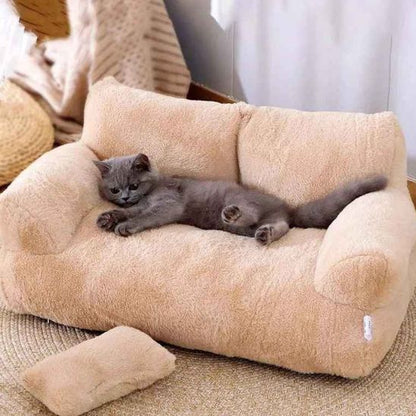 Chat confortablement installé dans le panier sofa
